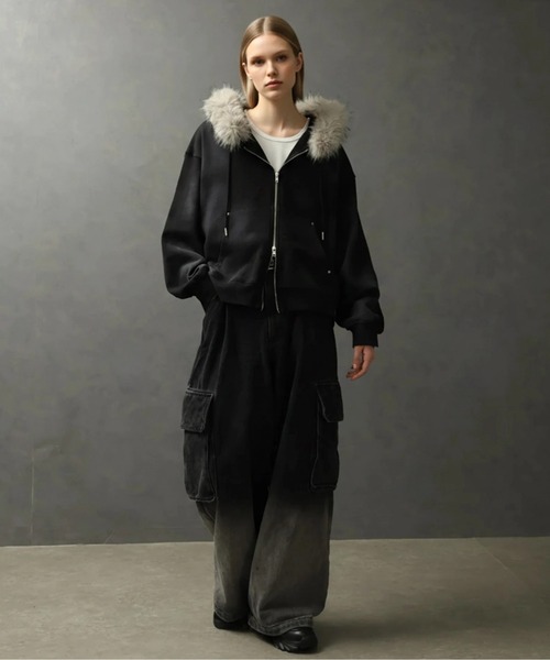 ELLUV（エルブ）の「【ELLUV/エルヴ】ヴィンテージフェード＆ダメージ加工 ボリュームフードファーショートジップアップパーカー（パーカー・メンズ・ブラック/ブラック系その他・S/M/L）」の11枚目の写真