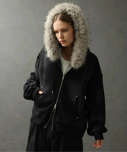 ELLUV（エルブ）の「【ELLUV/エルヴ】ヴィンテージフェード＆ダメージ加工 ボリュームフードファーショートジップアップパーカー（パーカー・メンズ・ブラック/ブラック系その他・S/M/L）」の9枚目の写真