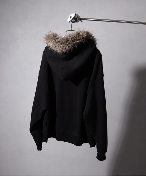 ELLUV（エルブ）の「【ELLUV/エルヴ】ヴィンテージフェード＆ダメージ加工 ボリュームフードファーショートジップアップパーカー（パーカー・メンズ・ブラック/ブラック系その他・S/M/L）」の19枚目の写真