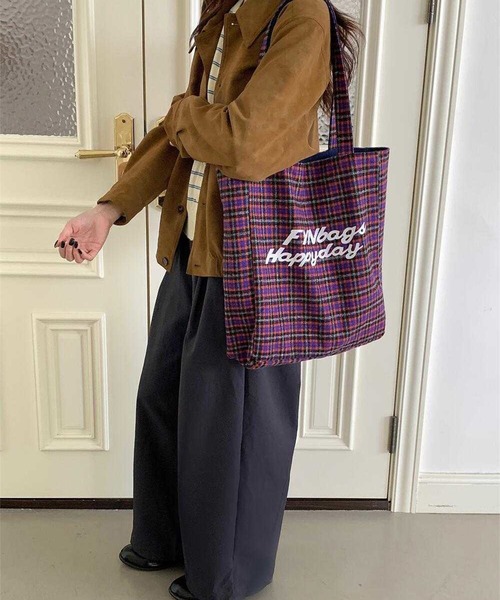 LYEON(リヨン)の「【A4対応】ロゴ刺繍コーデュロイ×チェックリバーシブルトートバッグ(トートバッグ・レディース・ピンク/ブラウン/ネイビー・FREE)」の2枚目の写真