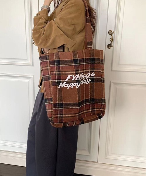 LYEON(リヨン)の「【A4対応】ロゴ刺繍コーデュロイ×チェックリバーシブルトートバッグ(トートバッグ・レディース・ピンク/ブラウン/ネイビー・FREE)」の1枚目の写真