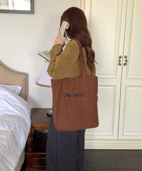 LYEON(リヨン)の「【A4対応】ロゴ刺繍コーデュロイ×チェックリバーシブルトートバッグ(トートバッグ・レディース・ピンク/ブラウン/ネイビー・FREE)」の4枚目の写真