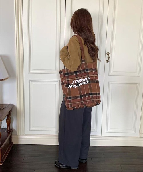 LYEON(リヨン)の「【A4対応】ロゴ刺繍コーデュロイ×チェックリバーシブルトートバッグ(トートバッグ・レディース・ピンク/ブラウン/ネイビー・FREE)」の7枚目の写真
