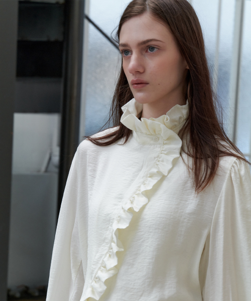 SO IR（ソイール）の「RUFFLE COLLAR BLOUSE - IVORY（シャツ/ブラウス・レディース・その他・FREE）」の3枚目の写真