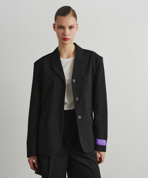 AHRE（アフレ）の「CROP 3-BUTTON SUMMER JACKET_BLACK（テーラードジャケット）」