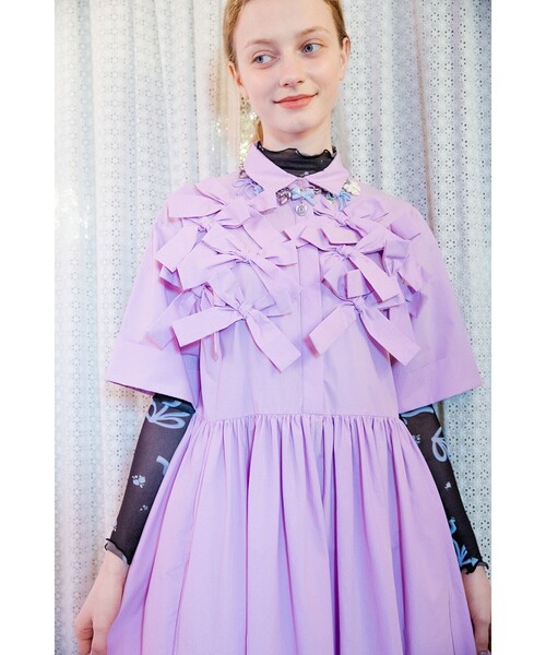 CAROLINA GLASER(カロリナ グレイサー)の「リボン いっぱい コットン シャツワンピース(ワンピース・レディース・ブラック/ラベンダー・SMALL/MEDIUM)」の2枚目の写真