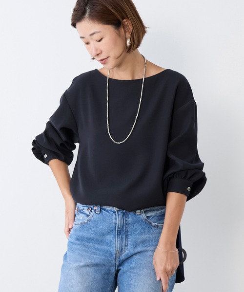 MICA&DEAL(マイカ&ディール)の「シルキーボートネックブラウス〈セットアップ対応〉(シャツ/ブラウス・レディース・ベージュ/ミント/ネイビー・FREE)」の3枚目の写真