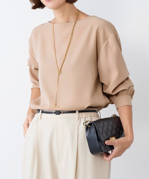 MICA&DEAL(マイカ&ディール)の「シルキーボートネックブラウス〈セットアップ対応〉(シャツ/ブラウス・レディース・ベージュ/ミント/ネイビー・FREE)」の4枚目の写真