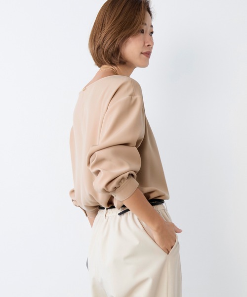 MICA&DEAL(マイカ&ディール)の「シルキーボートネックブラウス〈セットアップ対応〉(シャツ/ブラウス・レディース・ベージュ/ミント/ネイビー・FREE)」の5枚目の写真