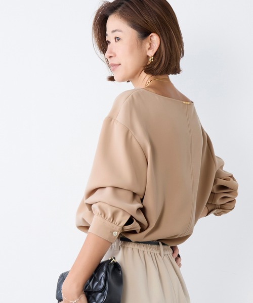 MICA&DEAL(マイカ&ディール)の「シルキーボートネックブラウス〈セットアップ対応〉(シャツ/ブラウス・レディース・ベージュ/ミント/ネイビー・FREE)」の7枚目の写真