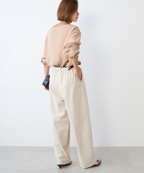 MICA&DEAL(マイカ&ディール)の「シルキーボートネックブラウス〈セットアップ対応〉(シャツ/ブラウス・レディース・ベージュ/ミント/ネイビー・FREE)」の12枚目の写真