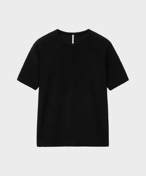 NOIRER(ノイア)の「プリーツヘンリーネックハーフTシャツ(ブラック)(Tシャツ/カットソー・メンズ・その他・48/50/52)」の1枚目の写真