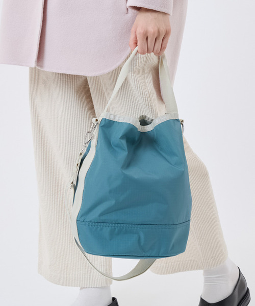 LeSportsac(レスポートサック)の「CONVERTIBLE BUCKET BAG ブルーインディゴ/ベージュ(ショルダーバッグ・レディース・ブルー・FREE)」の2枚目の写真