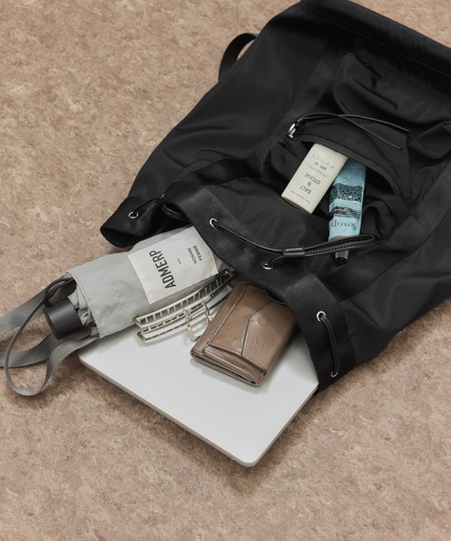 ADAM ET ROPE'（アダムエロペ）の「アウトポケットドロストリュック/撥水（バックパック/リュック・レディース・ブラック・FREE）」の2枚目の写真