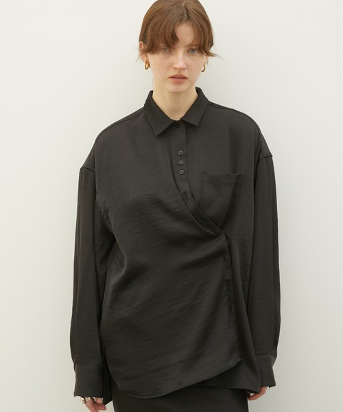LA PEAU DE GEM（ラポドゥジェム）の「【LA PEAU DE GEM】2way satin wrap shirt/2wayサテンラップシャツ（シャツ/ブラウス・レディース・ブラック/アイボリー/ブラウン・FREE）」の2枚目の写真