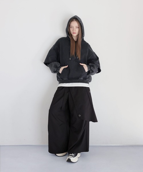 LILL（リル）の「ルーズシルエットヘビーウェイトフェイクレイヤードボリュームスリーブパーカー（パーカー・メンズ・ブラック/ブラック系・M/S/XL/L）」の3枚目の写真