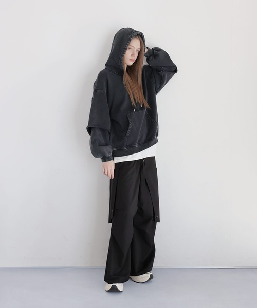 LILL（リル）の「ルーズシルエットヘビーウェイトフェイクレイヤードボリュームスリーブパーカー（パーカー・メンズ・ブラック/ブラック系・M/S/XL/L）」の4枚目の写真