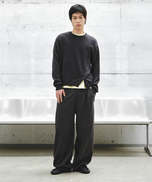 INTEMPOMOOD(インテンポムード)の「オフセットラインワイドスラックス_チャコール(スラックス・メンズ・チャコール・MEDIUM/LARGE/X-LARGE)」の13枚目の写真