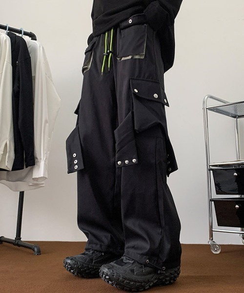 lilful(リルフル)の「【26年春夏新作】ポケットフラップドロストカーゴパンツ(カーゴパンツ・メンズ・ブラック・L/M)」の1枚目の写真