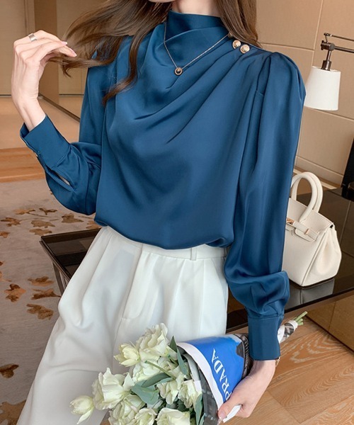 SallyLunn(サリーラン)の「ハイネック ドレープサテンライクブラウス(シャツ/ブラウス・レディース・ブルー/ブラック/ホワイト/ベージュ・MEDIUM/LARGE)」の5枚目の写真