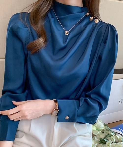 SallyLunn(サリーラン)の「ハイネック ドレープサテンライクブラウス(シャツ/ブラウス・レディース・ブルー/ブラック/ホワイト/ベージュ・MEDIUM/LARGE)」の7枚目の写真