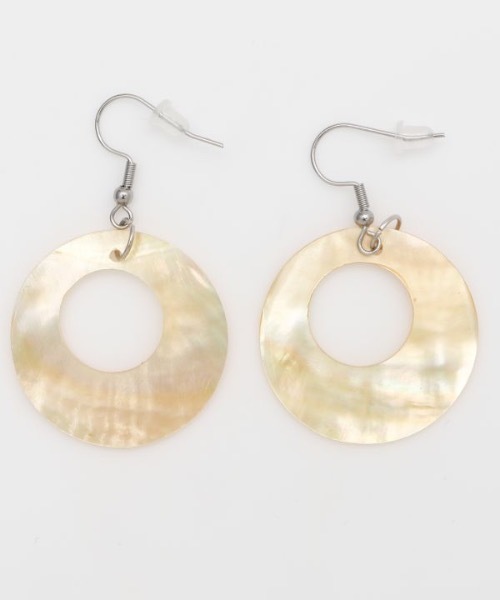 Maunaloa(マウナロア)の「【Maunaloa】サークルシェルピアス(ピアス(両耳用)・レディース・イエロー/ホワイト/ブラック・FREE)」の7枚目の写真