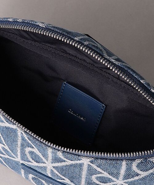 Calvin Klein（カルバン・クライン）の「クロスボディバッグ - エンブレムオールオーバーデニムウエストバッグ（ショルダーバッグ・メンズ・ブルー・FREE）」の3枚目の写真