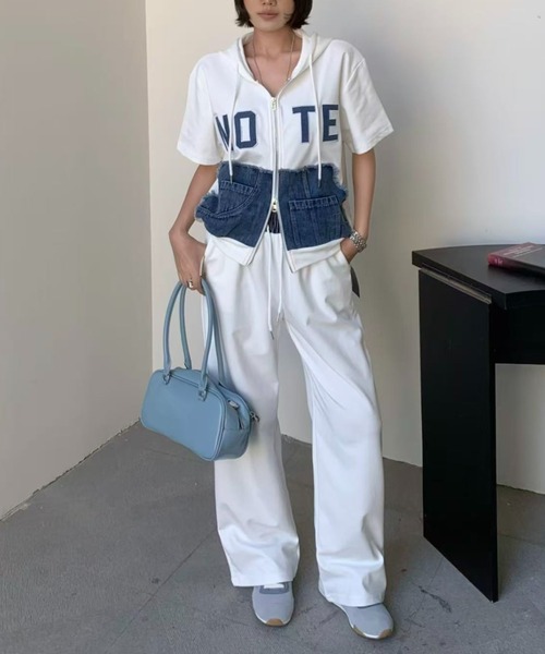 FAVORITO（ファヴォリート）の「切り替えデニムフード付きジャケットワイドパンツセットアップ（セットアップ・レディース・ブルー/ブラック/ブラウン/ホワイト・F）」の2枚目の写真