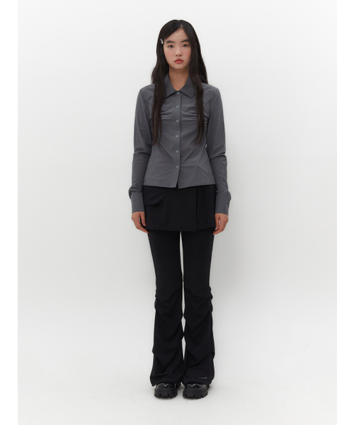 TUOMIO（トゥオミオ）の「SHIRRED SLIM FIT SHIRT [CHARCOAL]（シャツ/ブラウス・レディース・その他・1/2）」の2枚目の写真