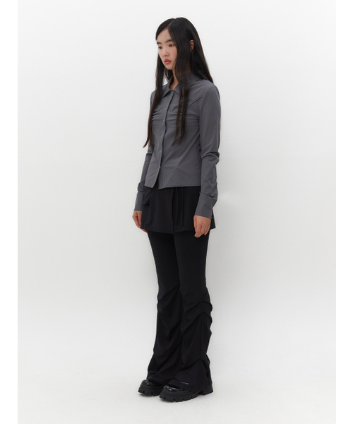 TUOMIO（トゥオミオ）の「SHIRRED SLIM FIT SHIRT [CHARCOAL]（シャツ/ブラウス・レディース・その他・1/2）」の3枚目の写真