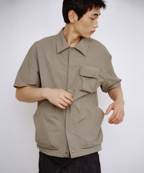 KALAPATTHAR(カラパタール)の「NYLON SILKY OUT POCKET SHORT-SLEEVED SHIRT - LIGHT KHAKI(シャツ/ブラウス・メンズ・その他・MEDIUM/LARGE)」の2枚目の写真