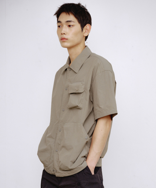 KALAPATTHAR(カラパタール)の「NYLON SILKY OUT POCKET SHORT-SLEEVED SHIRT - LIGHT KHAKI(シャツ/ブラウス・メンズ・その他・MEDIUM/LARGE)」の3枚目の写真