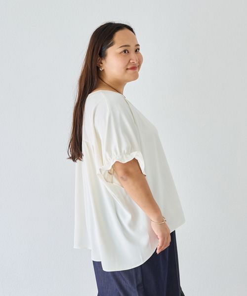 LAVEANGE(ラビアンジェ)の「ストレッチジョーゼットTブラウス|Tシャツより上品、ブラウスより気楽/オフィスカジュアル/半袖/きれいめブラウス/きれいめTシャツ(シャツ/ブラウス・レディース・オフホワイト/ブラック・5L/4L/3L/LL/M)」の3枚目の写真