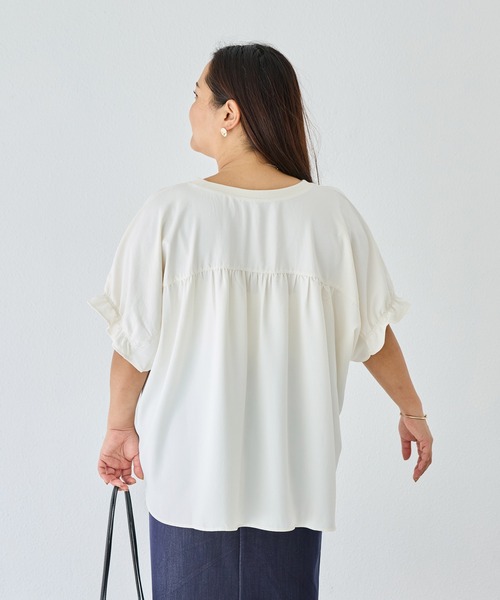 LAVEANGE(ラビアンジェ)の「ストレッチジョーゼットTブラウス|Tシャツより上品、ブラウスより気楽/オフィスカジュアル/半袖/きれいめブラウス/きれいめTシャツ(シャツ/ブラウス・レディース・オフホワイト/ブラック・5L/4L/3L/LL/M)」の4枚目の写真