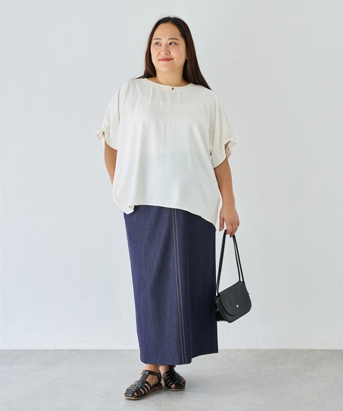 LAVEANGE(ラビアンジェ)の「ストレッチジョーゼットTブラウス|Tシャツより上品、ブラウスより気楽/オフィスカジュアル/半袖/きれいめブラウス/きれいめTシャツ(シャツ/ブラウス・レディース・オフホワイト/ブラック・5L/4L/3L/LL/M)」の5枚目の写真