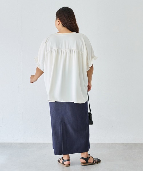 LAVEANGE(ラビアンジェ)の「ストレッチジョーゼットTブラウス|Tシャツより上品、ブラウスより気楽/オフィスカジュアル/半袖/きれいめブラウス/きれいめTシャツ(シャツ/ブラウス・レディース・オフホワイト/ブラック・5L/4L/3L/LL/M)」の7枚目の写真