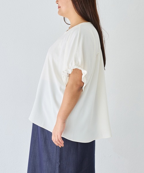 LAVEANGE(ラビアンジェ)の「ストレッチジョーゼットTブラウス|Tシャツより上品、ブラウスより気楽/オフィスカジュアル/半袖/きれいめブラウス/きれいめTシャツ(シャツ/ブラウス・レディース・オフホワイト/ブラック・5L/4L/3L/LL/M)」の9枚目の写真