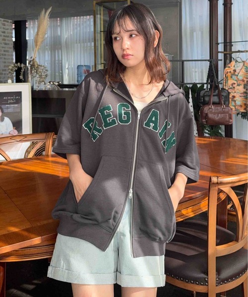 AS KNOW AS plus（アズノゥアズプラス）の「〇Ｗジップとロゴ5分袖パーカー【UNISEX ITEM】（パーカー・レディース・チャコールグレー/カモフラージュ/オートミール/レッド/ネイビー/アイボリー系/グレー系/グリーン系その他/レッド系/ネイビー系・FREE）」の4枚目の写真