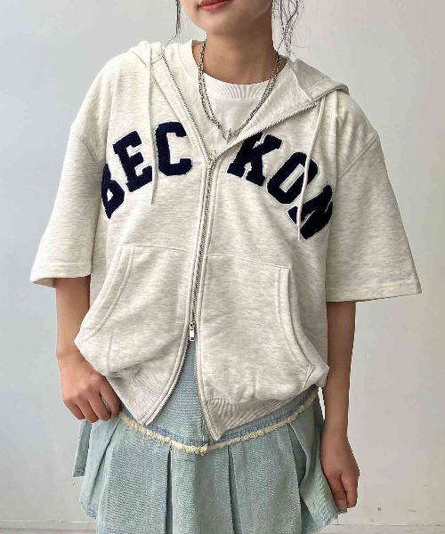 AS KNOW AS plus(アズノゥアズプラス)の「〇Wジップとロゴ5分袖パーカー【UNISEX ITEM】(パーカー・レディース・チャコールグレー/カモフラージュ/オートミール/レッド/ネイビー・FREE)」の3枚目の写真