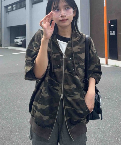 AS KNOW AS plus（アズノゥアズプラス）の「〇Ｗジップとロゴ5分袖パーカー【UNISEX ITEM】（パーカー・レディース・チャコールグレー/カモフラージュ/オートミール/レッド/ネイビー/アイボリー系/グレー系/グリーン系その他/レッド系/ネイビー系・FREE）」の7枚目の写真