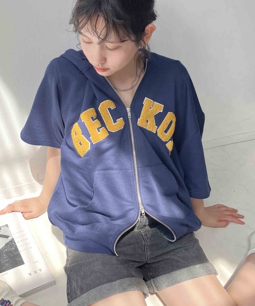 AS KNOW AS plus(アズノゥアズプラス)の「〇Wジップとロゴ5分袖パーカー【UNISEX ITEM】(パーカー・レディース・チャコールグレー/カモフラージュ/オートミール/レッド/ネイビー・FREE)」の4枚目の写真