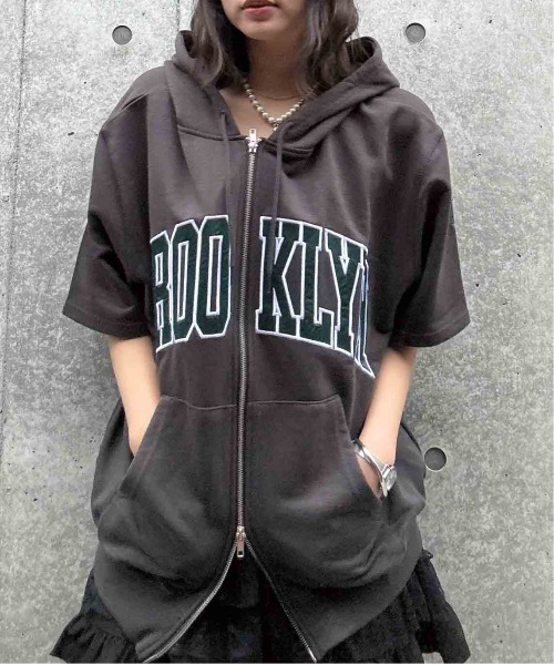AS KNOW AS plus(アズノゥアズプラス)の「〇Wジップとロゴ5分袖パーカー【UNISEX ITEM】(パーカー・レディース・チャコールグレー/カモフラージュ/オートミール/レッド/ネイビー・FREE)」の18枚目の写真