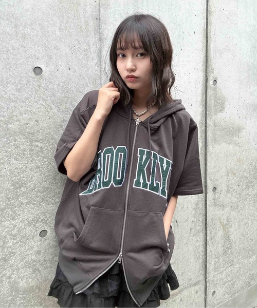 AS KNOW AS plus(アズノゥアズプラス)の「〇Wジップとロゴ5分袖パーカー【UNISEX ITEM】(パーカー・レディース・チャコールグレー/カモフラージュ/オートミール/レッド/ネイビー・FREE)」の16枚目の写真