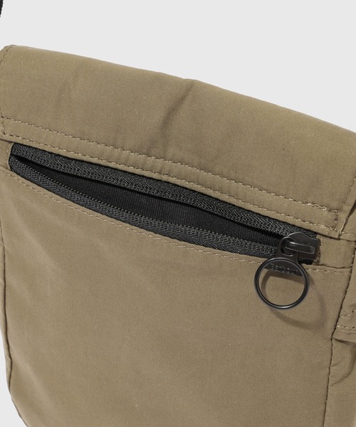 Barbour(バブアー)の「《別注》【Barbour/バブアー】EX TRANSPORT CROSSBODY BAG(ショルダーバッグ・メンズ・カーキ/ブラック・FREE)」の6枚目の写真