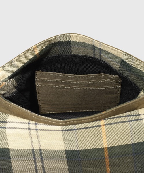 Barbour(バブアー)の「《別注》【Barbour/バブアー】EX TRANSPORT CROSSBODY BAG(ショルダーバッグ・メンズ・カーキ/ブラック・FREE)」の13枚目の写真