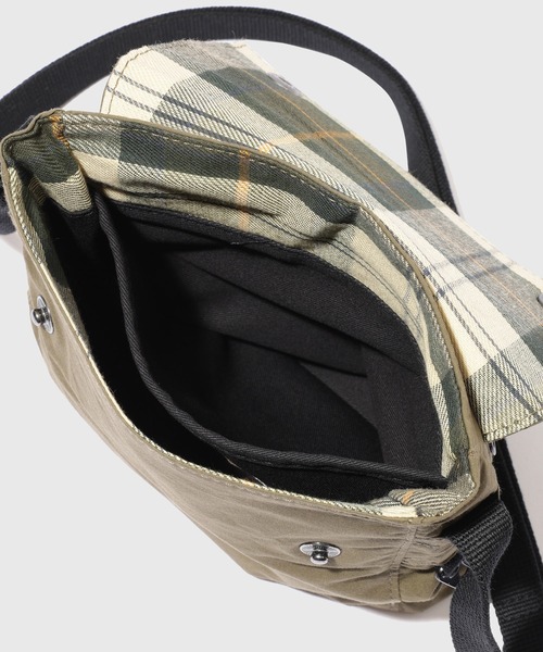Barbour(バブアー)の「《別注》【Barbour/バブアー】EX TRANSPORT CROSSBODY BAG(ショルダーバッグ・メンズ・カーキ/ブラック・FREE)」の15枚目の写真