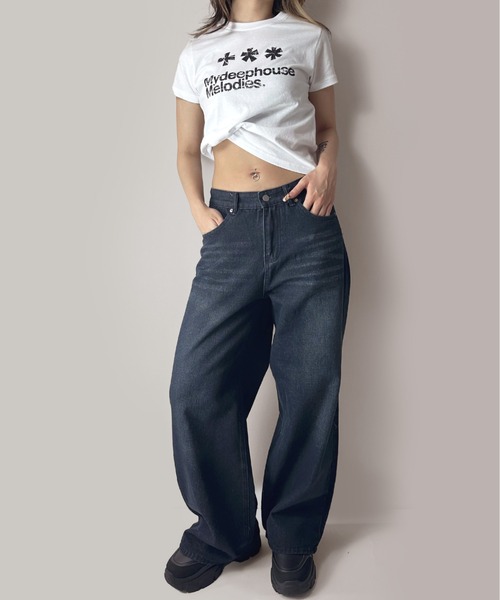 MATU:TA（マトゥータ）の「【ヘビロテ間違いなし！？】バックペイントワイドデニム / ボトムス パンツ ワイドデニム ルーズデニム プリント ウォッシュド加工 ローライズ 海外ガール ストリート メンズライク 1カラー フリーサイズ ダークブルー（デニムパンツ・レディース・ブルー・FREE）」の10枚目の写真