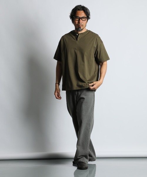 The DUFFER of ST.GEORGE(ザダファーオブセントジョージ)の「〔BLACK LABEL〕"A-PACK" OVERSIZED HENLEY TEE:オーバーサイズ ヘンリーネックTシャツ / 度詰め天竺 / スポーティーミックス / リラックスフィット(Tシャツ/カットソー・メンズ・ブラック/オリーブ/ホワイト・X-LARGE/LARGE/MEDIUM)」の17枚目の写真