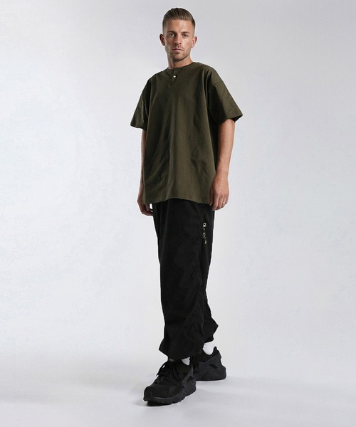 The DUFFER of ST.GEORGE(ザダファーオブセントジョージ)の「〔BLACK LABEL〕"A-PACK" OVERSIZED HENLEY TEE:オーバーサイズ ヘンリーネックTシャツ / 度詰め天竺 / スポーティーミックス / リラックスフィット(Tシャツ/カットソー・メンズ・ブラック/オリーブ/ホワイト・X-LARGE/LARGE/MEDIUM)」の4枚目の写真