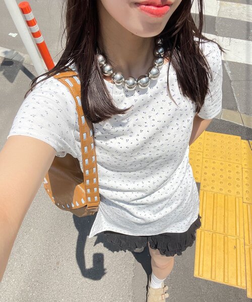 CIAOPANIC（チャオパニック）の「小花柄サイドボタントップス（Tシャツ/カットソー・レディース・ホワイト/アイボリー・FREE）」の3枚目の写真